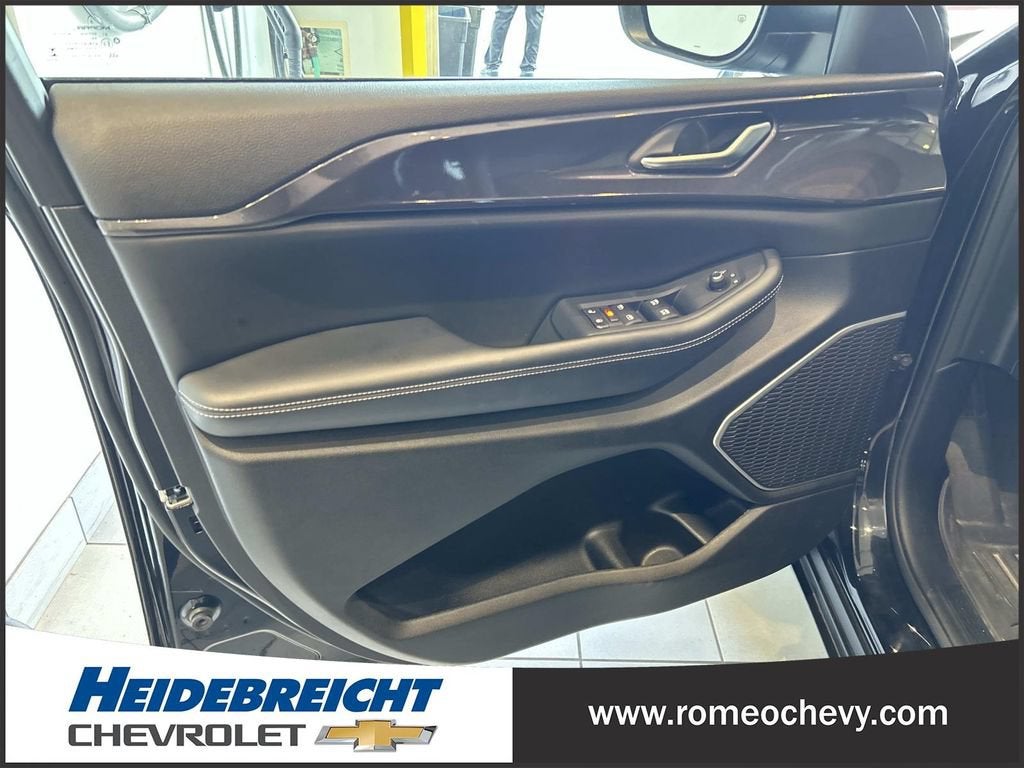 2022 Jeep Grand Cherokee L Laredo 4x4